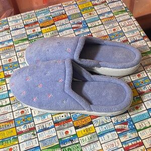 Isotoner Women’s Slippers Blue Floral Embroidered Size 9.5–10